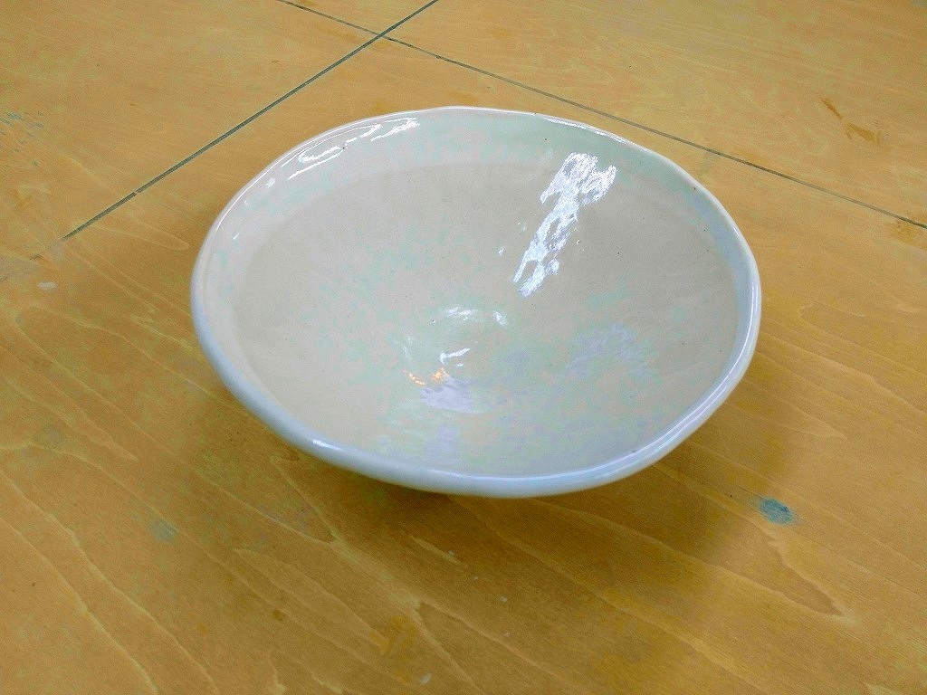 乳白の大皿陶器（斜めから）